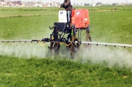 自走式喷杆喷雾机的维护与保养，定期更换和注入润滑油