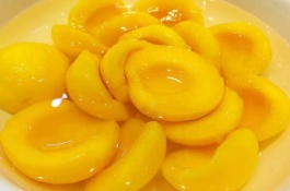 一棵锦绣黄桃树苗多少钱，锦绣黄桃属于晚熟的黄桃品种