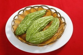 种植苦瓜要高产，养根有哪些技巧，深翻土壤多施有机肥料