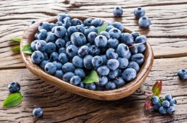 蓝靛果一斤多少钱，蓝靛果果实深蓝色覆白霜