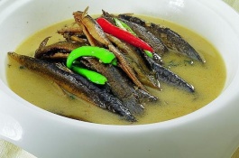 养5亩泥鳅一年赚多少钱，一亩地能养多少泥鳅